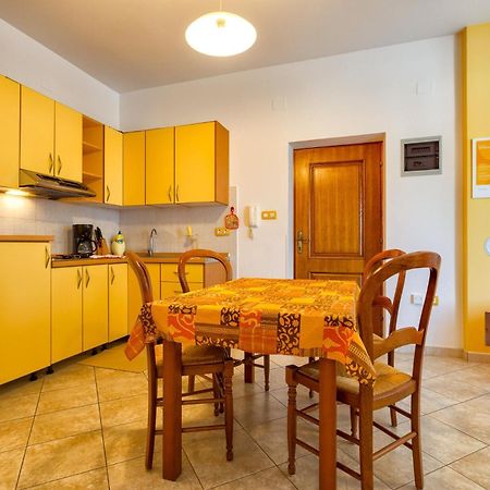 Apartments With A Parking Space Mali Losinj Ngoại thất bức ảnh